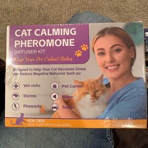 Cat Calming Pheromone Diffuser Kit - 2 Diffusers x 4 Refills